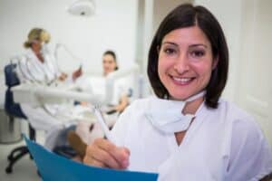 Immagine che illustra un dentista professionista in Albania