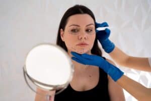 Das Bild zeigt einen ausländischen Patienten, der sich für plastische Chirurgie in Albanien entschieden hat.