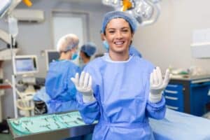 Qualifizierter albanischer Chirurg bereitet sich auf Schönheitsoperationen in einer modernen Klinik vor.