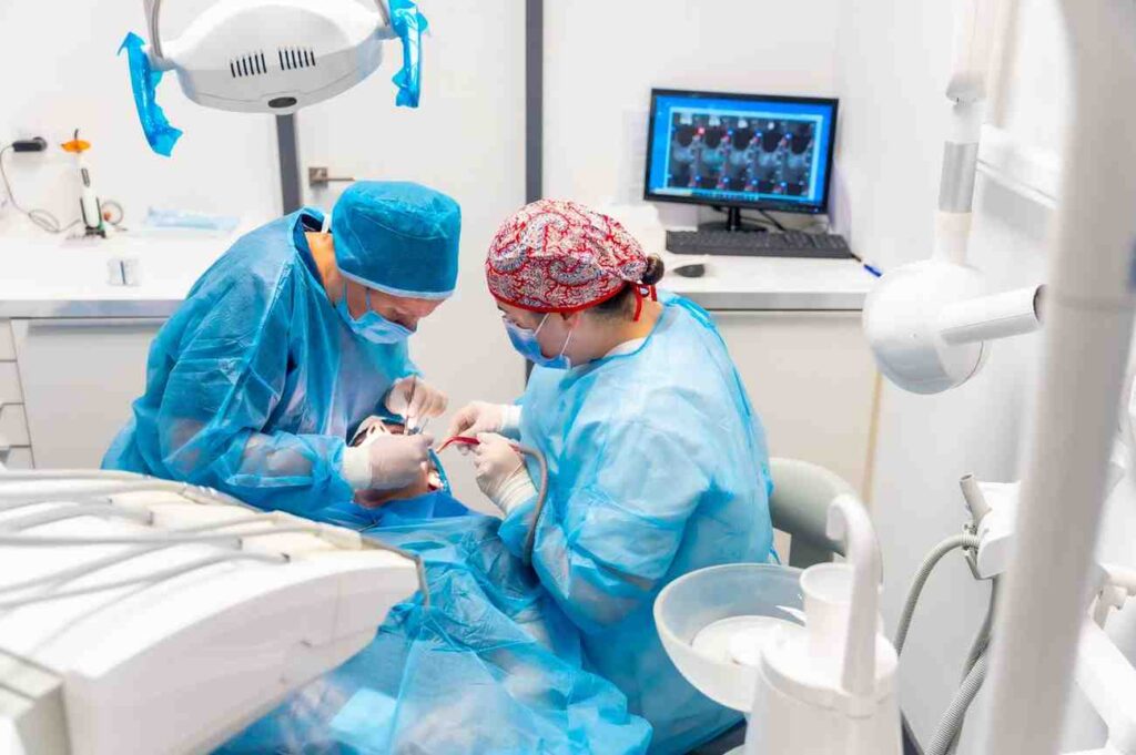 Imagen que ilustra una operación de implantes dentales en Albania