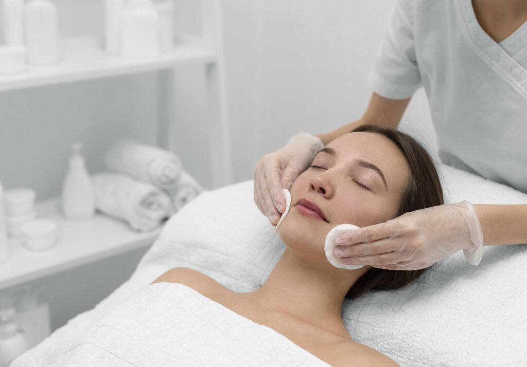 Χημικό peeling για αναζωογόνηση του δέρματος στην Αλβανία. Βελτιώστε την υγεία του δέρματός σας με εξειδικευμένη φροντίδα.