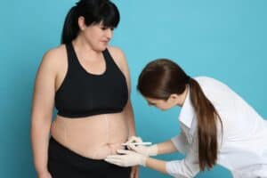 Γυναίκα που λαμβάνει συμβουλή χειρουργικής επέμβασης στη Αλβανία για "mommymakeover".