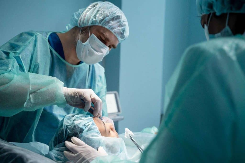 Ειδικευμένος χειρουργός που πραγματοποιεί πλαστική χειρουργική σε νοσοκομείο της Αλβανίας.