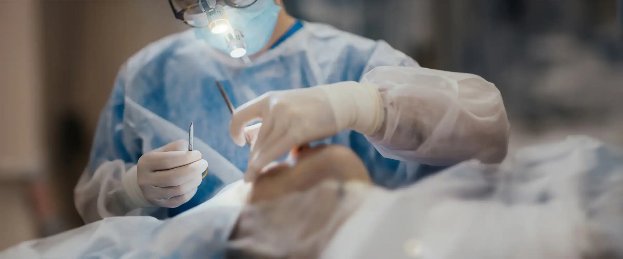 Kirurg duke kryer operacionin e facelift të avionit të thellë në një klinikë mjekësore.